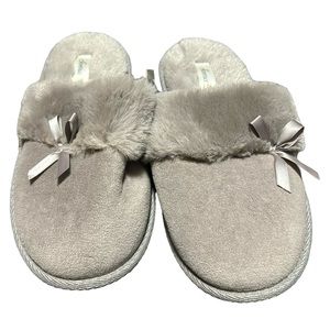 Amazingly soft Soma slippers in grey. Size M (7/8). NWT